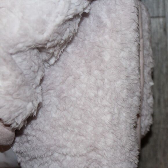 NWT UGG HOME REVERSIBLE PLUSH PINK FOG SHERPA THROW 50 X 70 - Picture 3 of 6